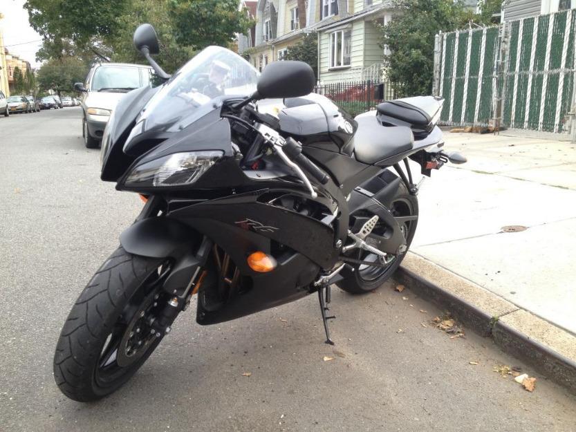 Basically Brand NEW Black 2011 Yamaha R6 with ONLY 300 miles