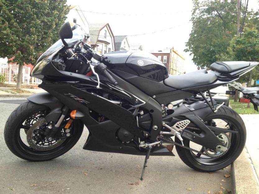 Basically Brand NEW Black 2011 Yamaha R6 with ONLY 300 miles