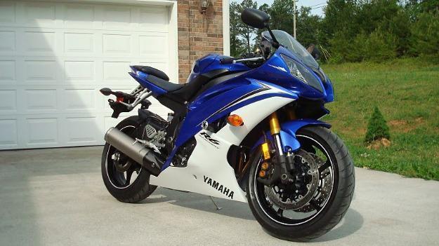 2010 yamaha yzf-r6 with only 590 mileage!