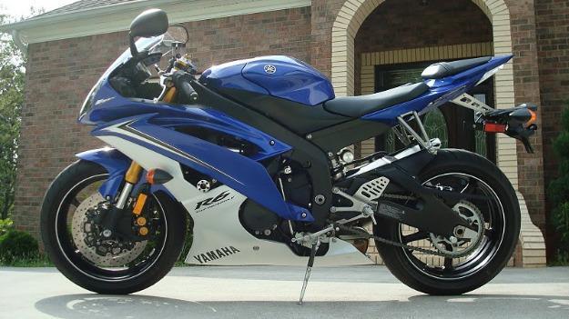 2010 yamaha yzf-r6 with only 590 mileage!