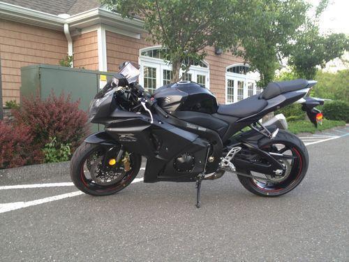 2012 Suzuki GSX-R 1000 matte black. 1,500 miles. Adult owned with clean Title