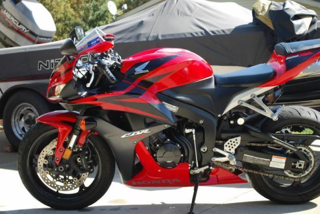 Honda cbr 600 rr flawless with not a single scratch or blemish